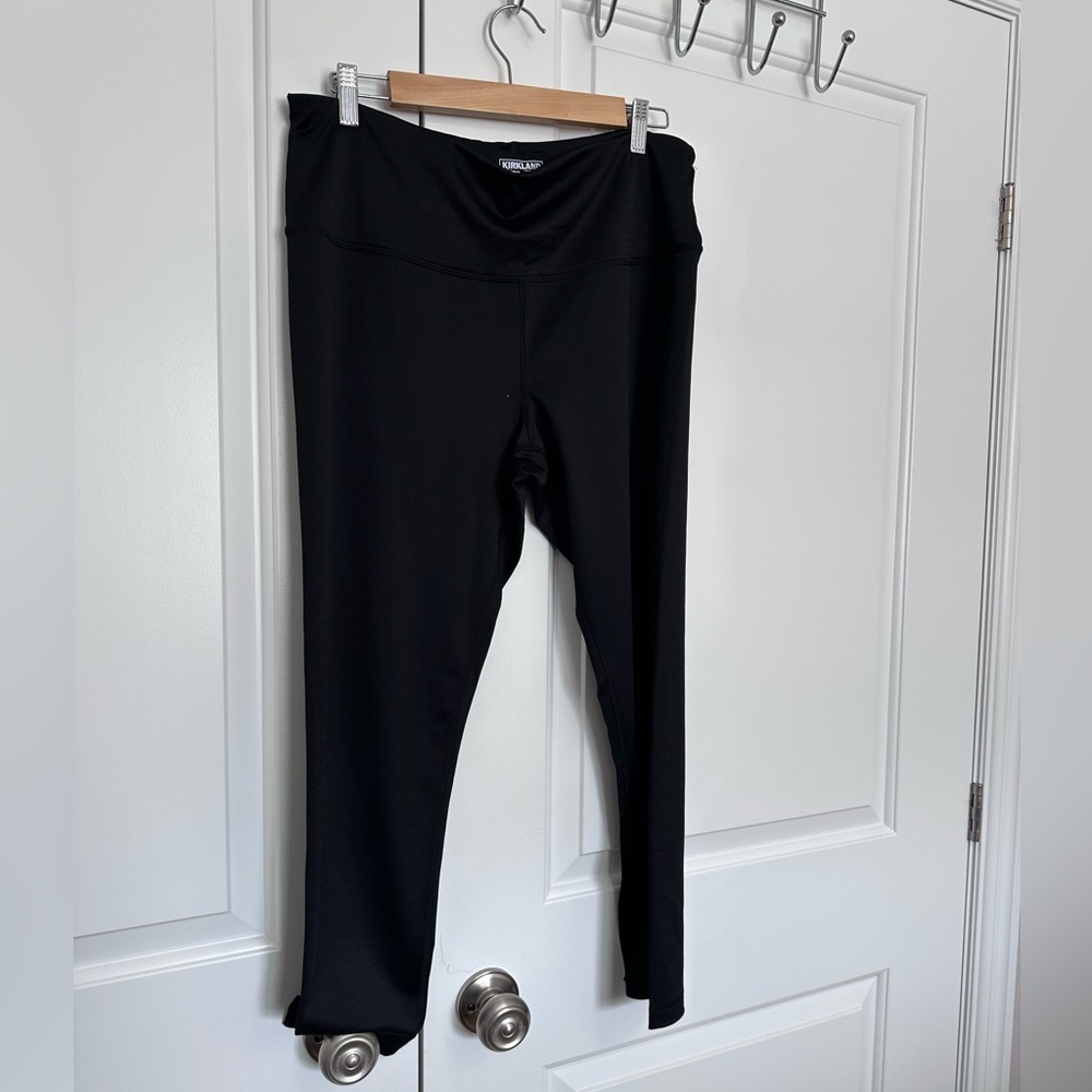 Black yoga leggings